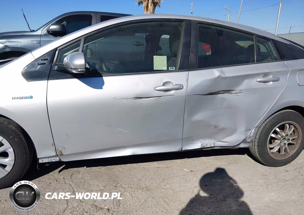 2020 Toyota Prius Le VIN:JTDKARFU9L3103196 - 6