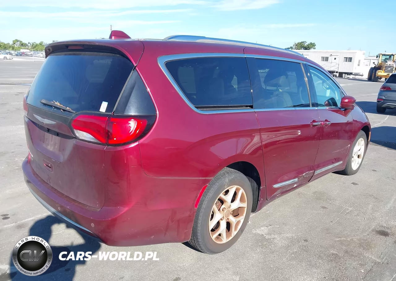 2017 Chrysler Pacifica Touring-L Plus VIN:2C4RC1EG1HR541716 - 4