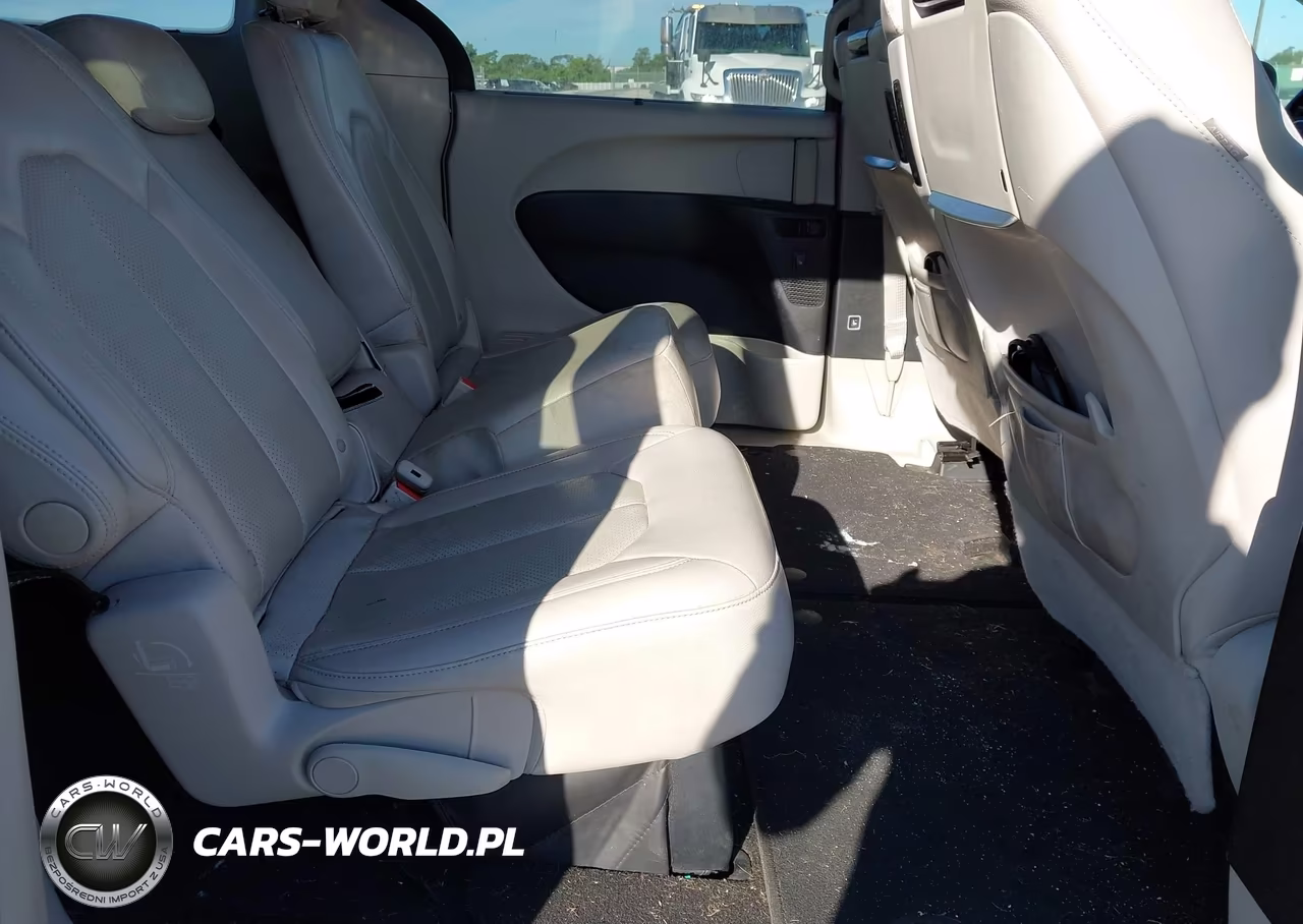 2017 Chrysler Pacifica Touring-L Plus VIN:2C4RC1EG1HR541716 - 8