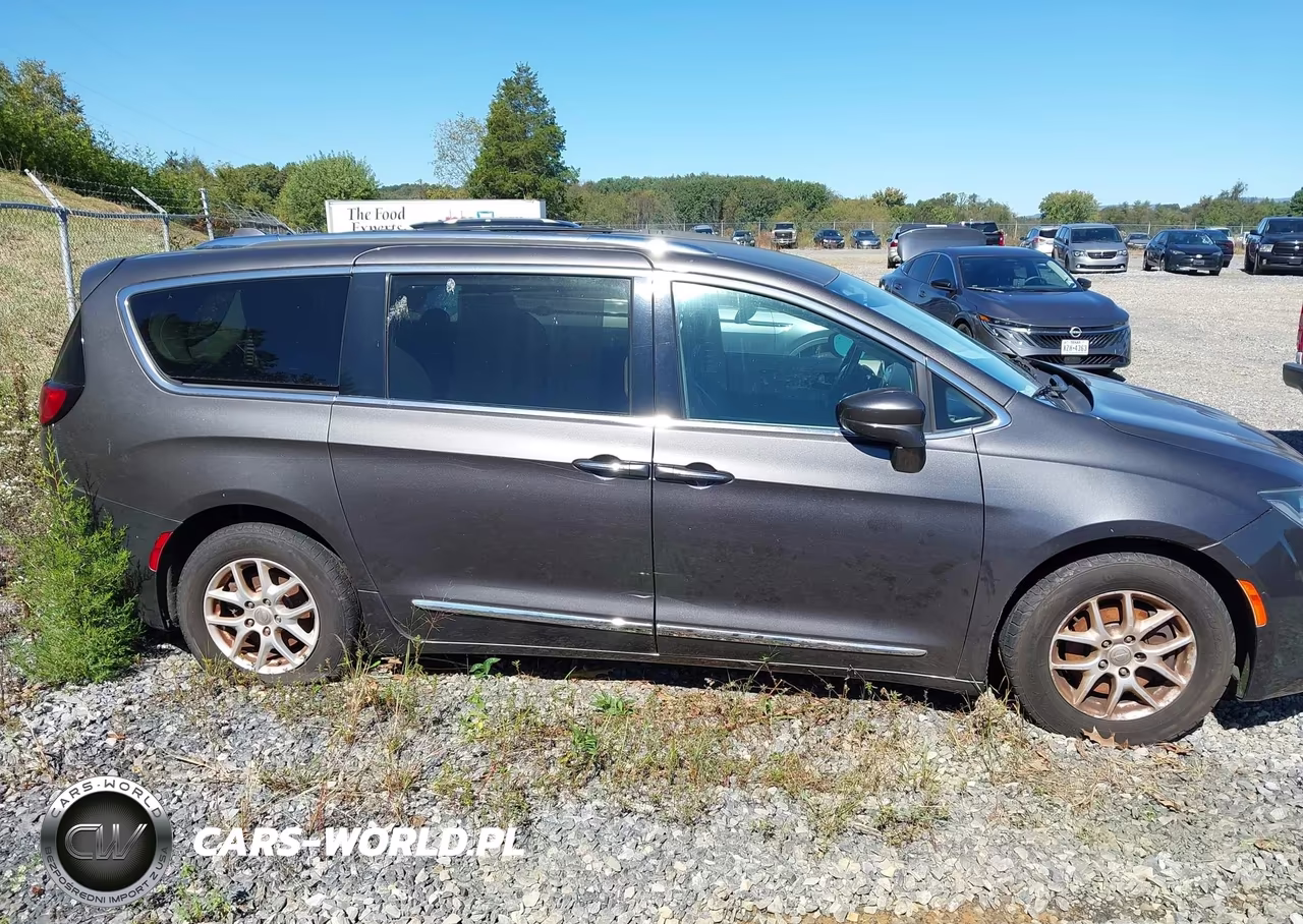 2020 Chrysler Pacifica Touring L VIN:2C4RC1BG0LR109812 - 13