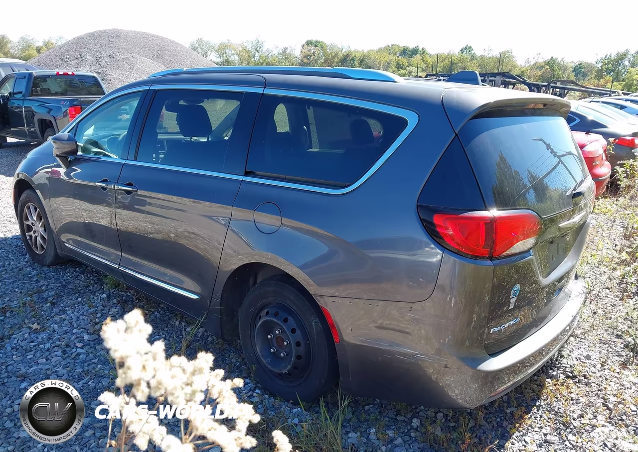2020 Chrysler Pacifica Touring L VIN:2C4RC1BG0LR109812 - 3
