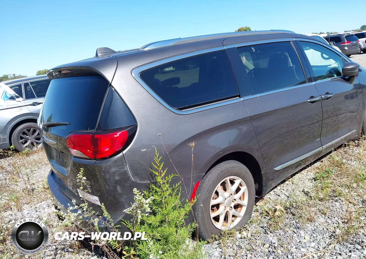 2020 Chrysler Pacifica Touring L VIN:2C4RC1BG0LR109812 - 4