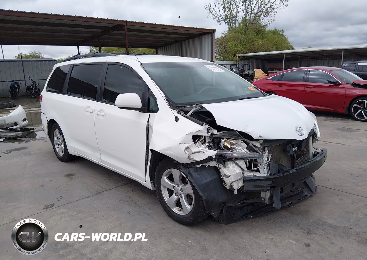 2013 Toyota Sienna Le V6 8 Passenger