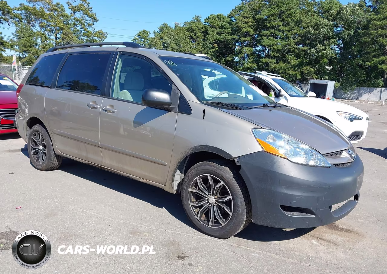 2010 Toyota Sienna Le – zdjęcie 1 z 18