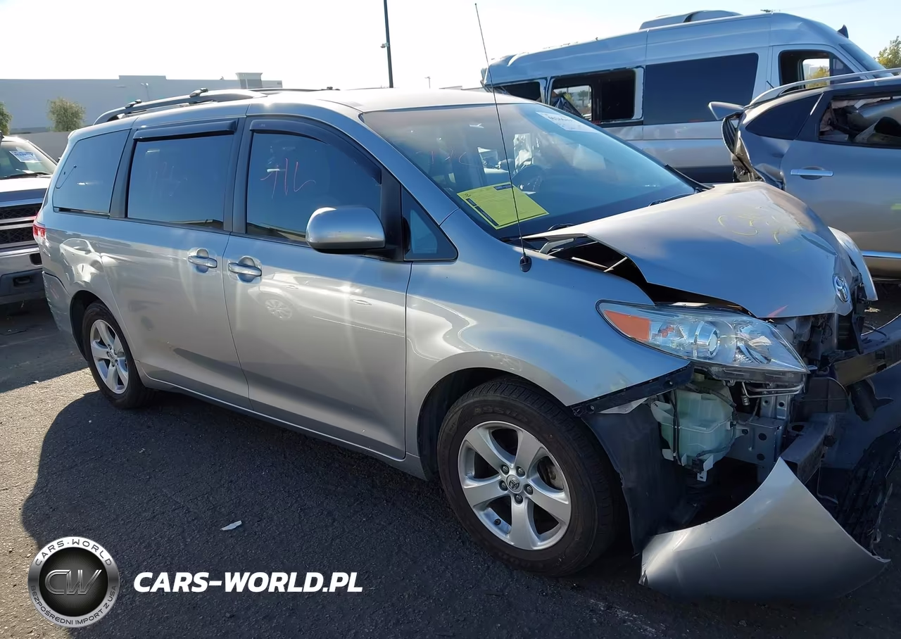 2013 Toyota Sienna Le V6 8 Passenger