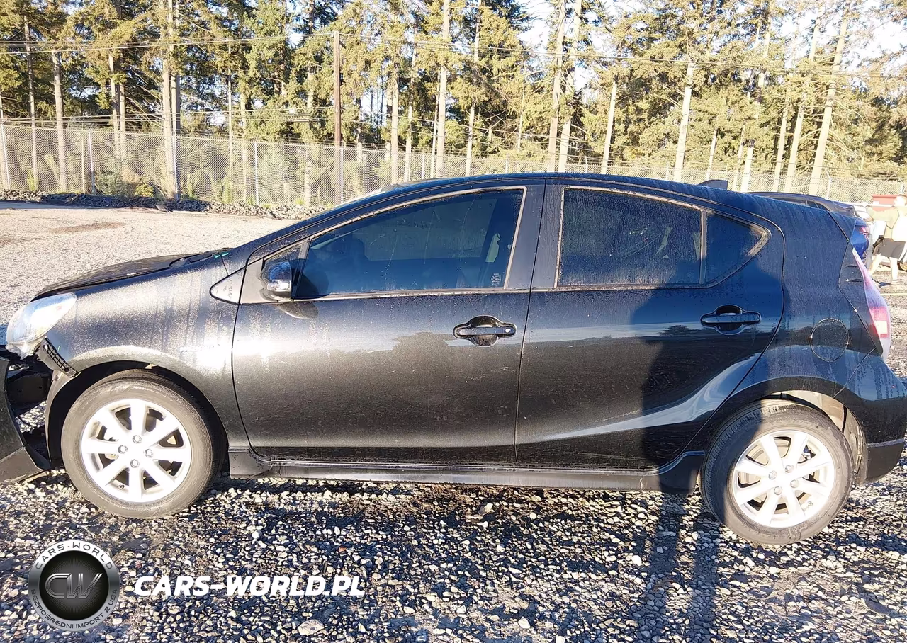 2017 Toyota Prius C Two VIN:JTDKDTB36H1596078 - 15