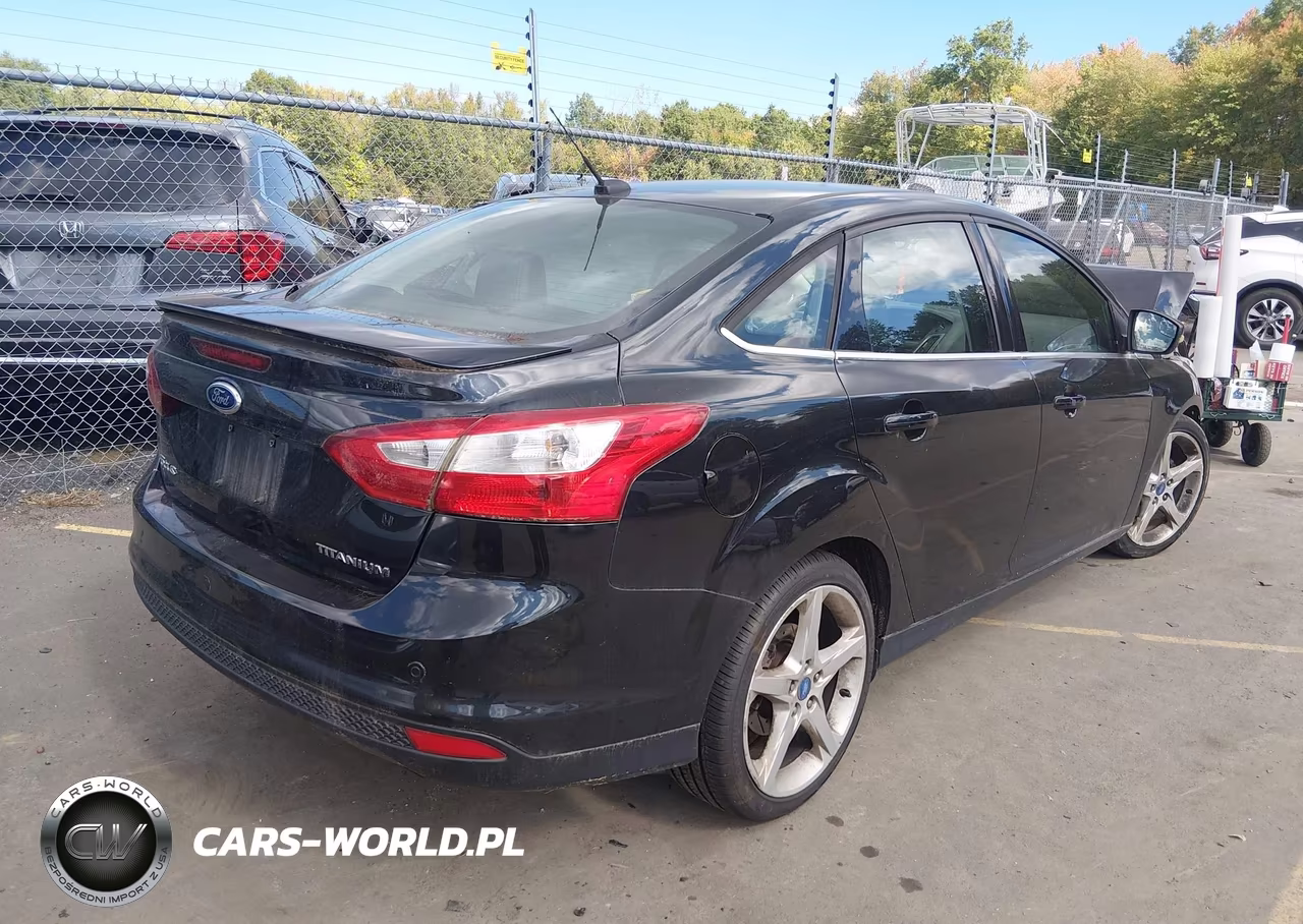 2013 Ford Focus Titanium VIN:1FADP3J22DL215551 - 4