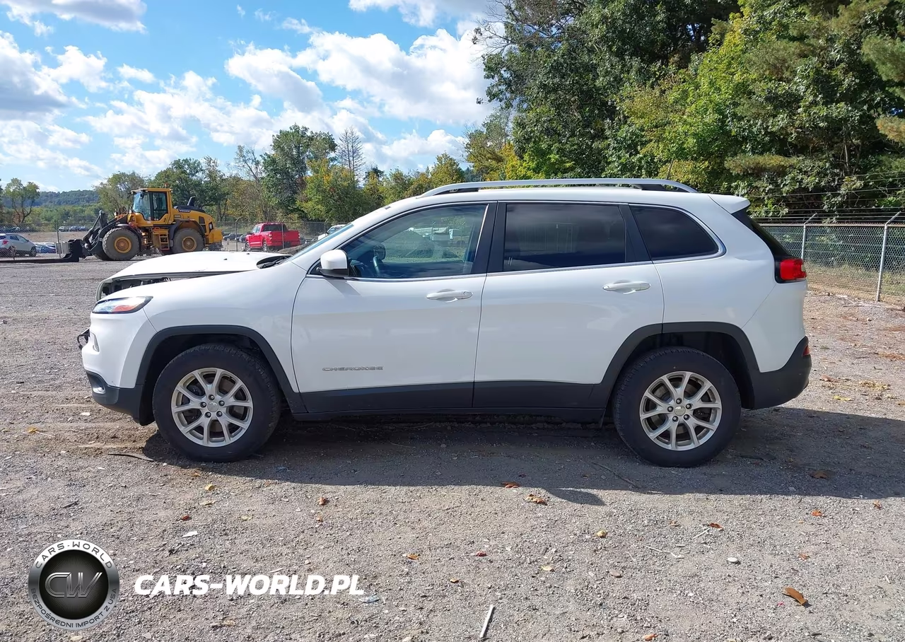 2017 Jeep Cherokee Latitude 4X4 VIN:1C4PJMCS3HW581986 - 15