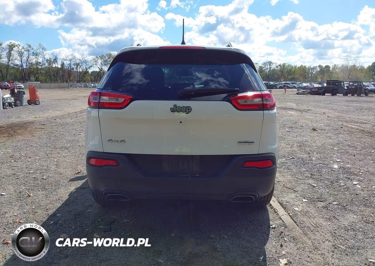 2017 Jeep Cherokee Latitude 4X4 VIN:1C4PJMCS3HW581986 - 17