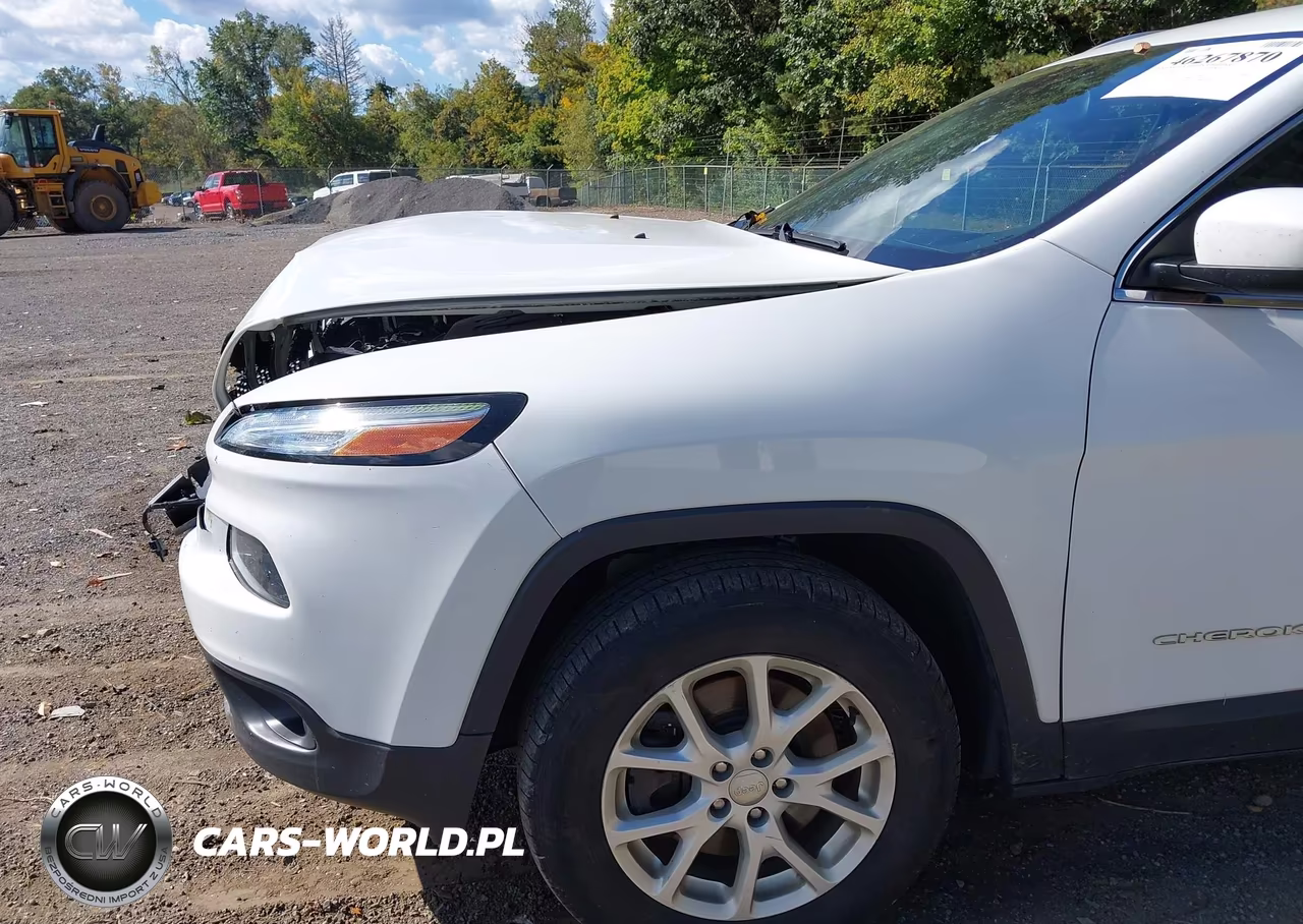 2017 Jeep Cherokee Latitude 4X4 VIN:1C4PJMCS3HW581986 - 18
