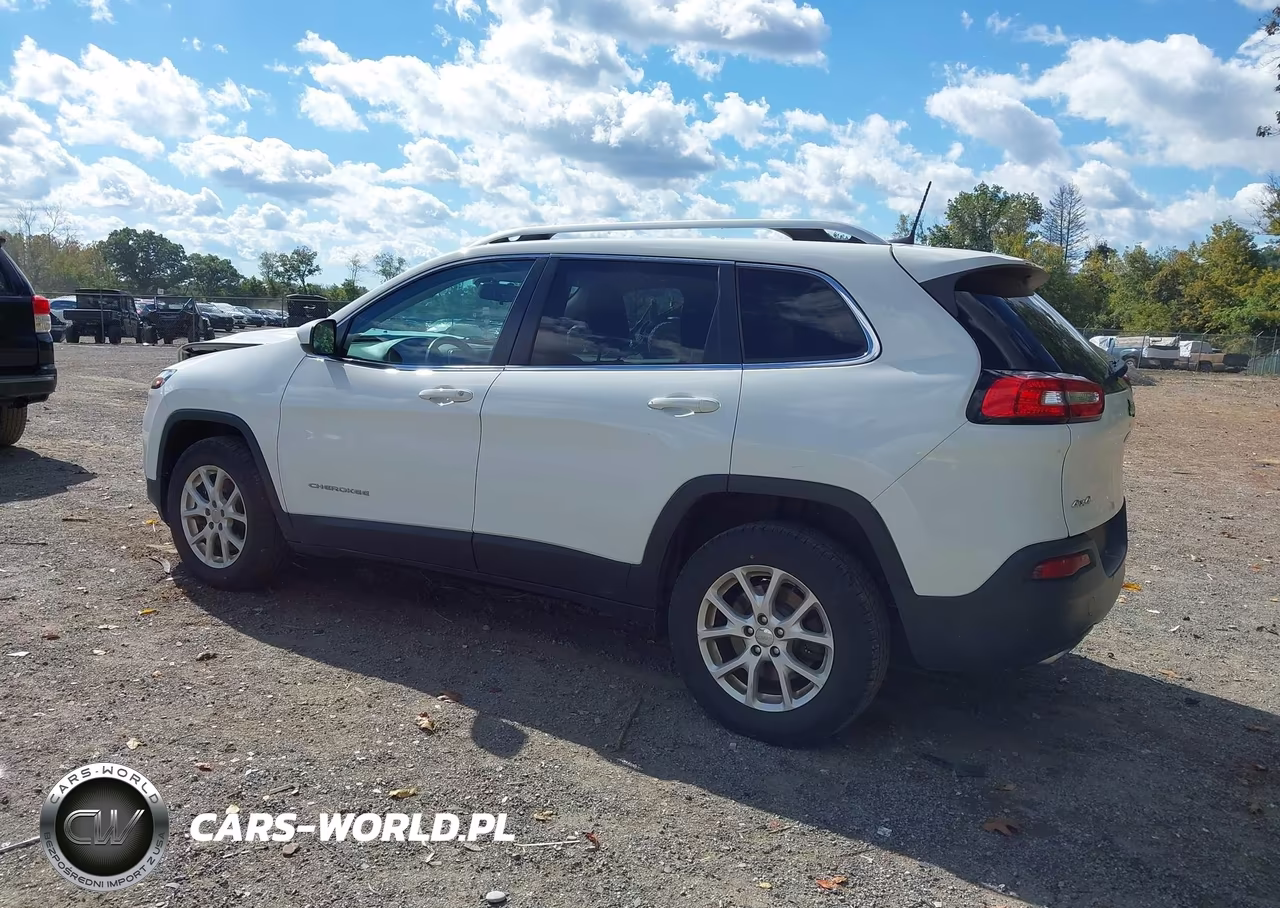 2017 Jeep Cherokee Latitude 4X4 VIN:1C4PJMCS3HW581986 - 3