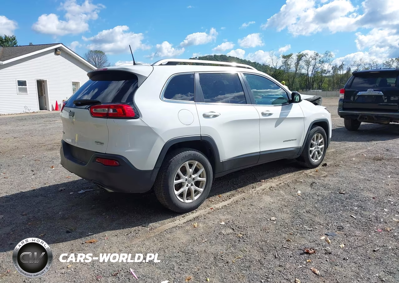 2017 Jeep Cherokee Latitude 4X4 VIN:1C4PJMCS3HW581986 - 4