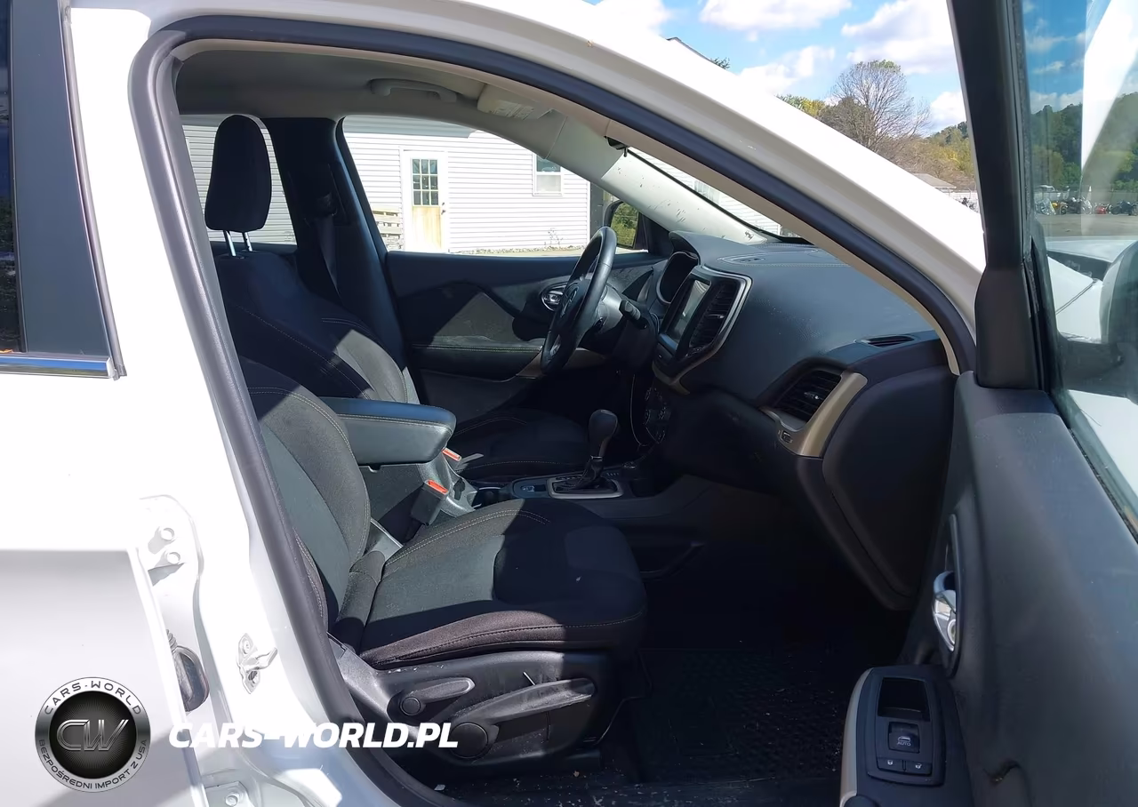 2017 Jeep Cherokee Latitude 4X4 VIN:1C4PJMCS3HW581986 - 5