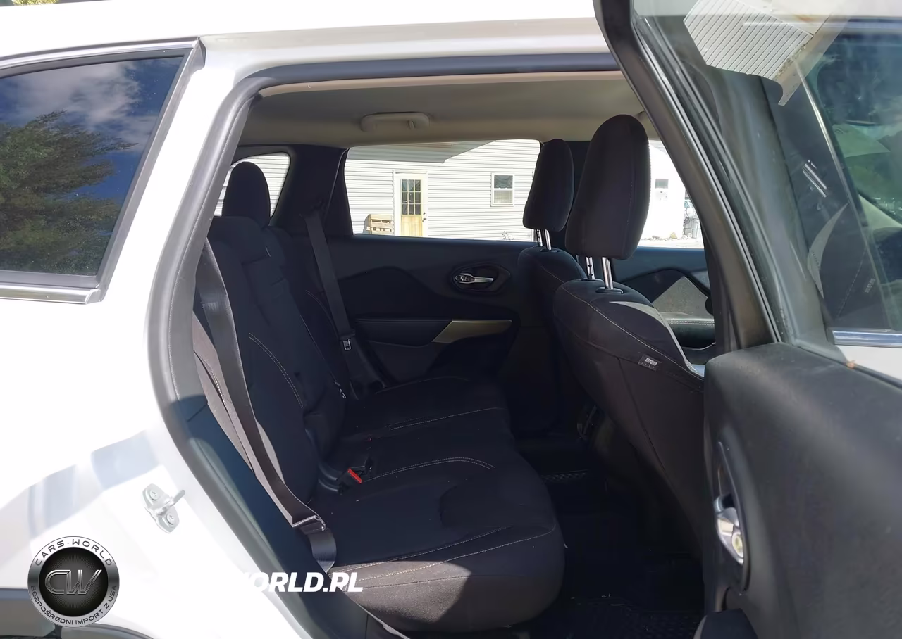 2017 Jeep Cherokee Latitude 4X4 VIN:1C4PJMCS3HW581986 - 8