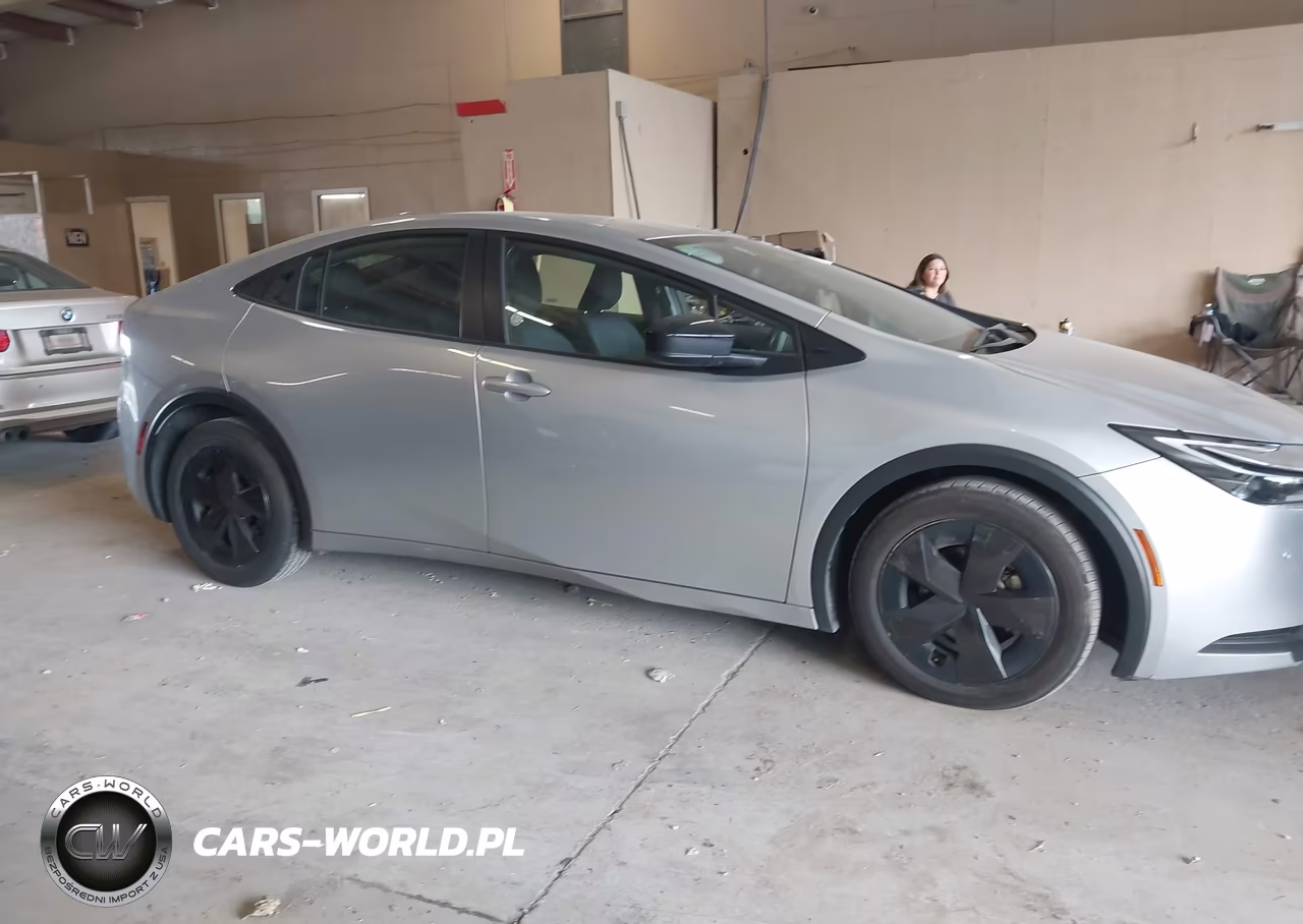 2025 Toyota Prius Le VIN:JTDACAAUXS3059724 - 13