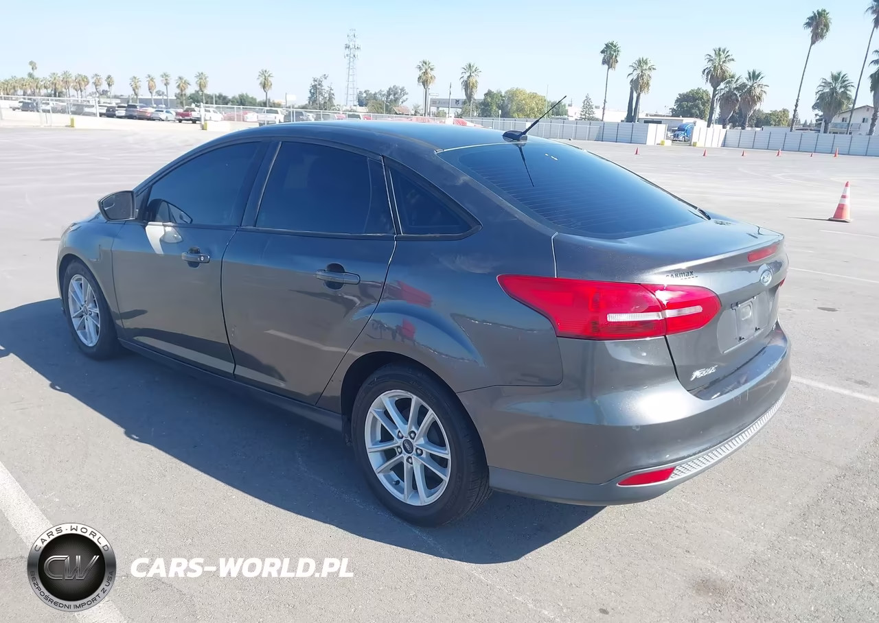 2018 Ford Focus Se VIN:1FADP3F22JL279688 - 3