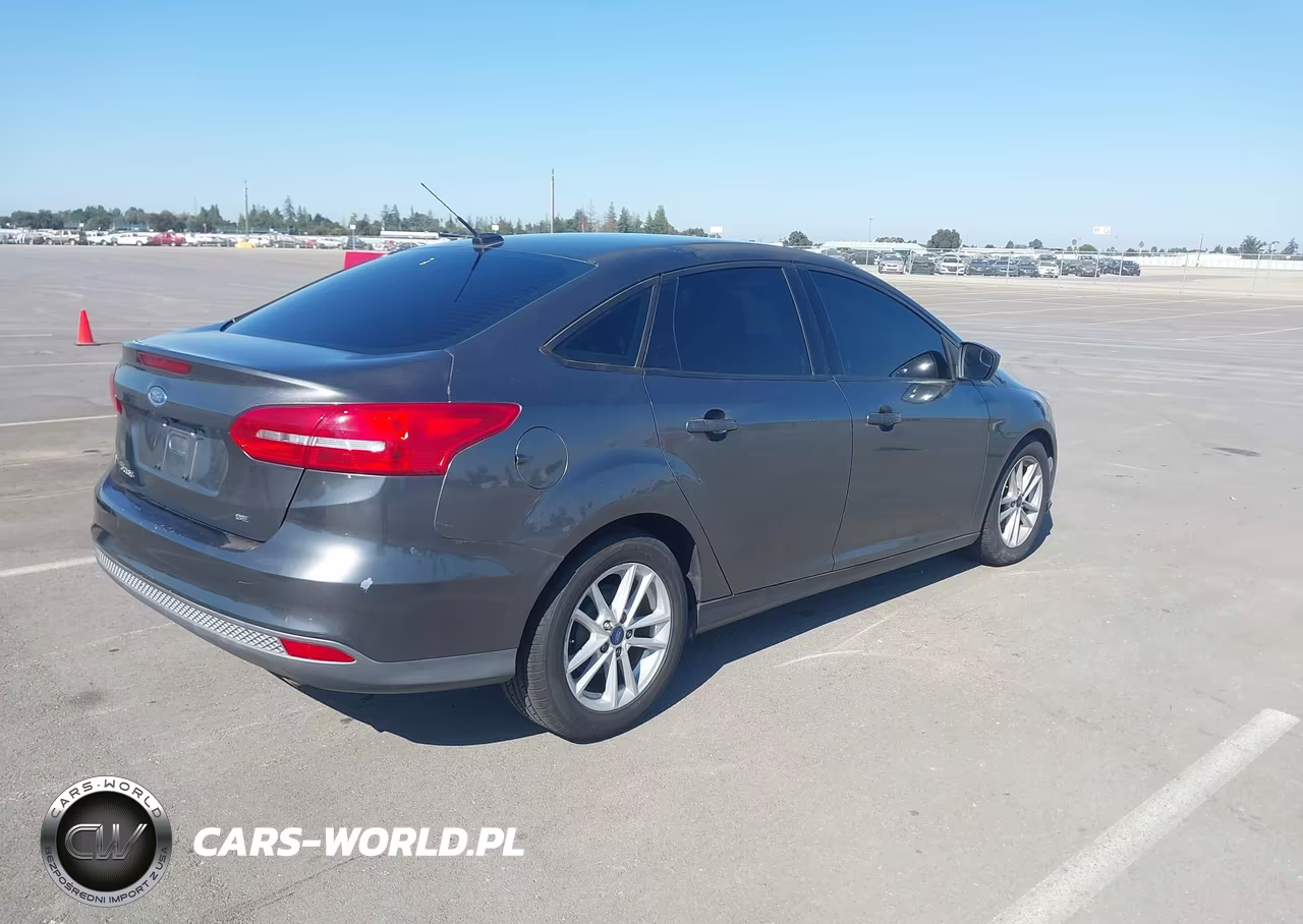 2018 Ford Focus Se VIN:1FADP3F22JL279688 - 4