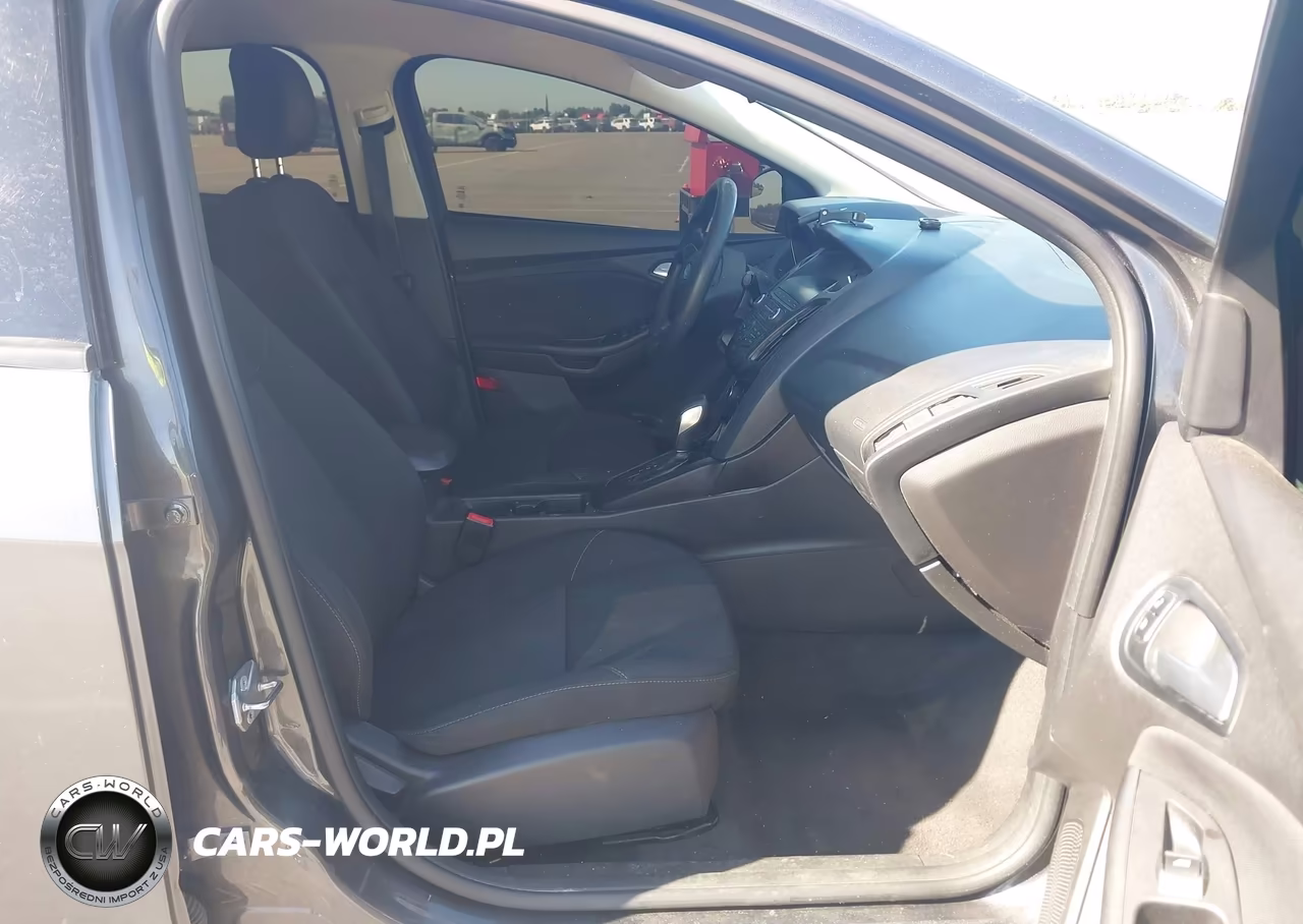 2018 Ford Focus Se VIN:1FADP3F22JL279688 - 5