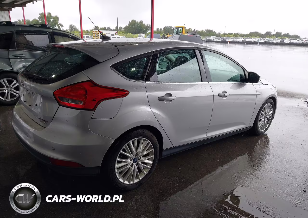 2016 Ford Focus Titanium VIN:1FADP3N28GL370832 - 4