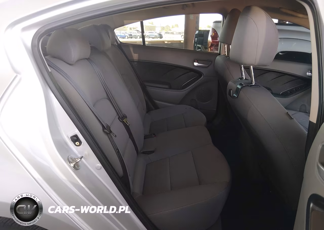 2018 Kia Forte VIN:3KPFK4A75JE175232 - 8