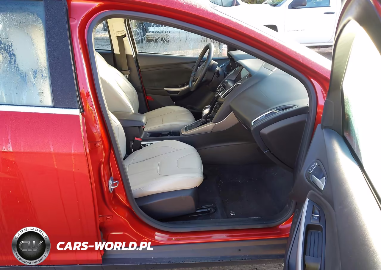 2018 Ford Focus Titanium VIN:1FADP3J26JL314935 - 5