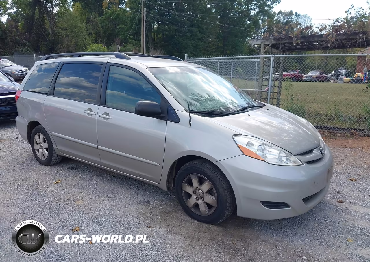 2010 Toyota Sienna Le – zdjęcie 1 z 15