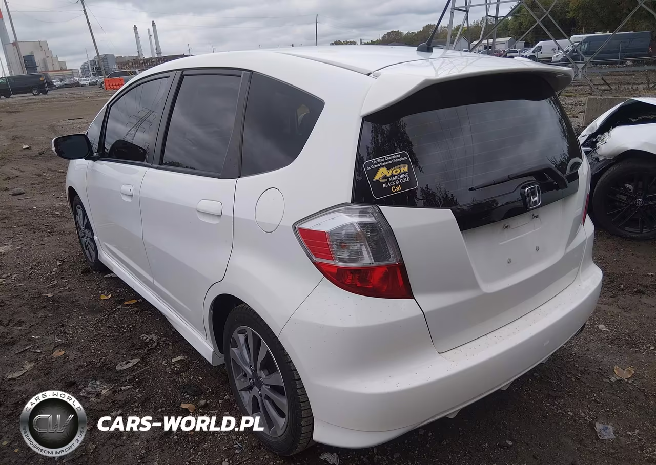 2013 Honda Fit Sport VIN:JHMGE8H52DC005816 - 3