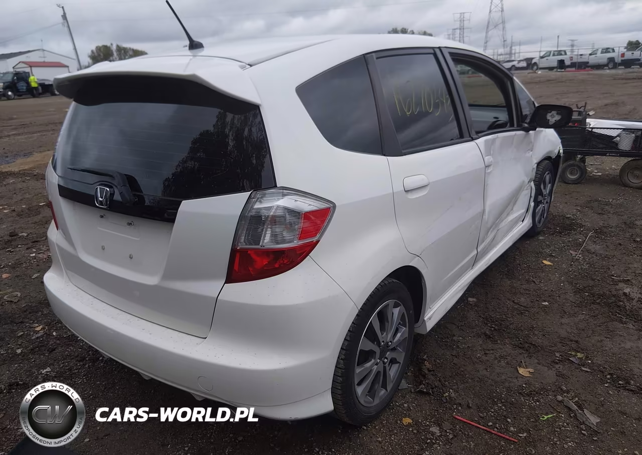 2013 Honda Fit Sport VIN:JHMGE8H52DC005816 - 4