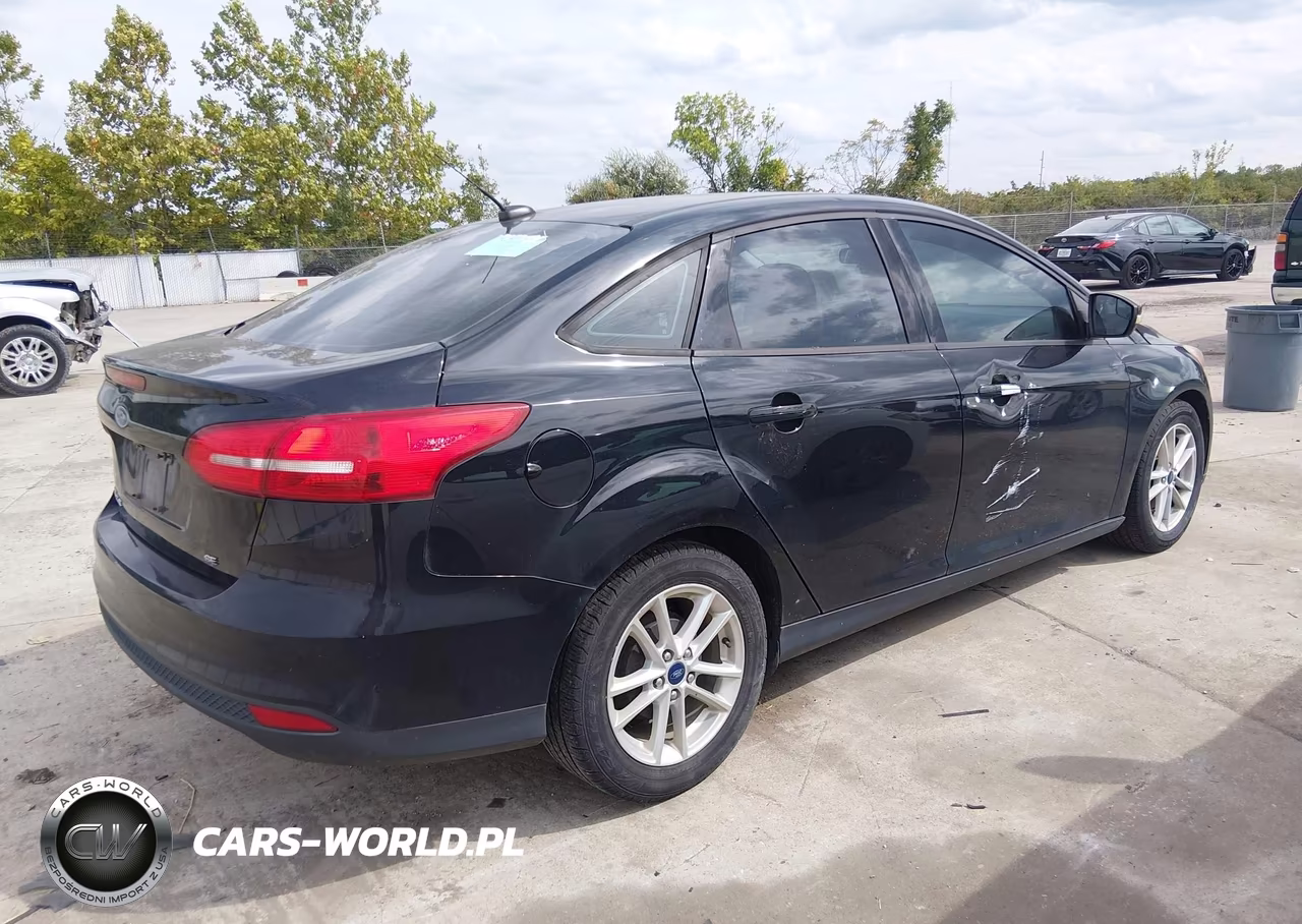 2017 Ford Focus Se VIN:1FADP3F28HL314079 - 4