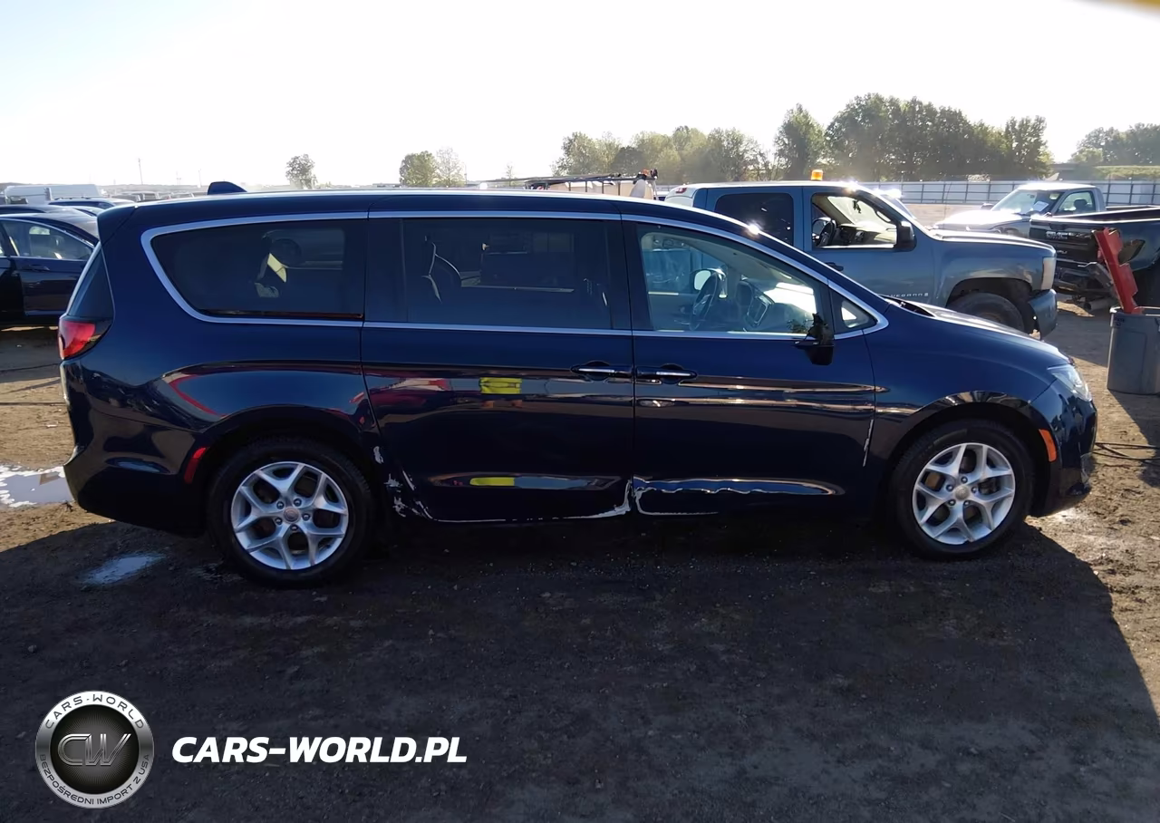 2018 Chrysler Pacifica Touring Plus VIN:2C4RC1FG5JR128721 - 13