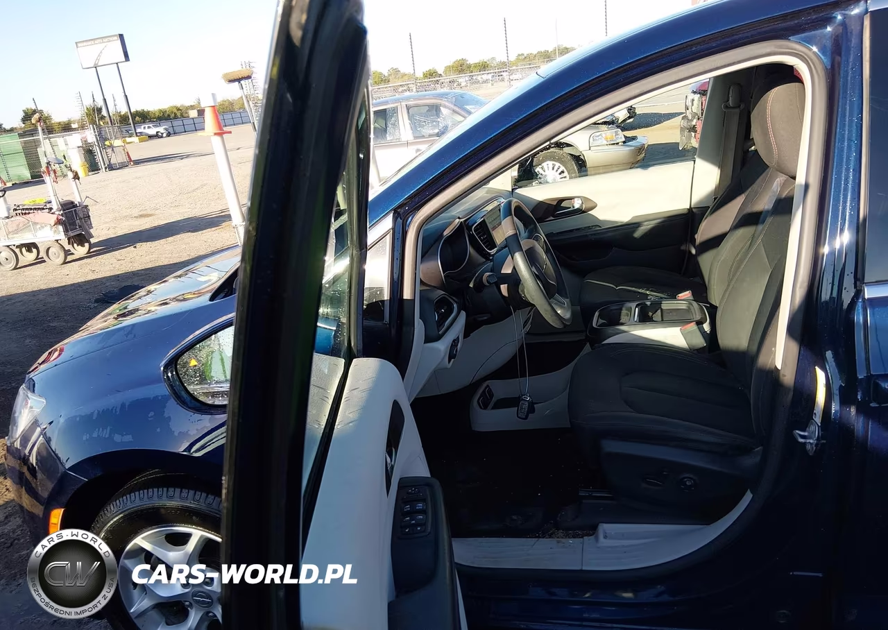 2018 Chrysler Pacifica Touring Plus VIN:2C4RC1FG5JR128721 - 18