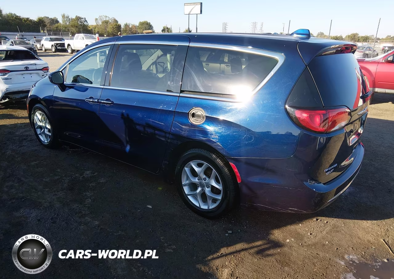 2018 Chrysler Pacifica Touring Plus VIN:2C4RC1FG5JR128721 - 3