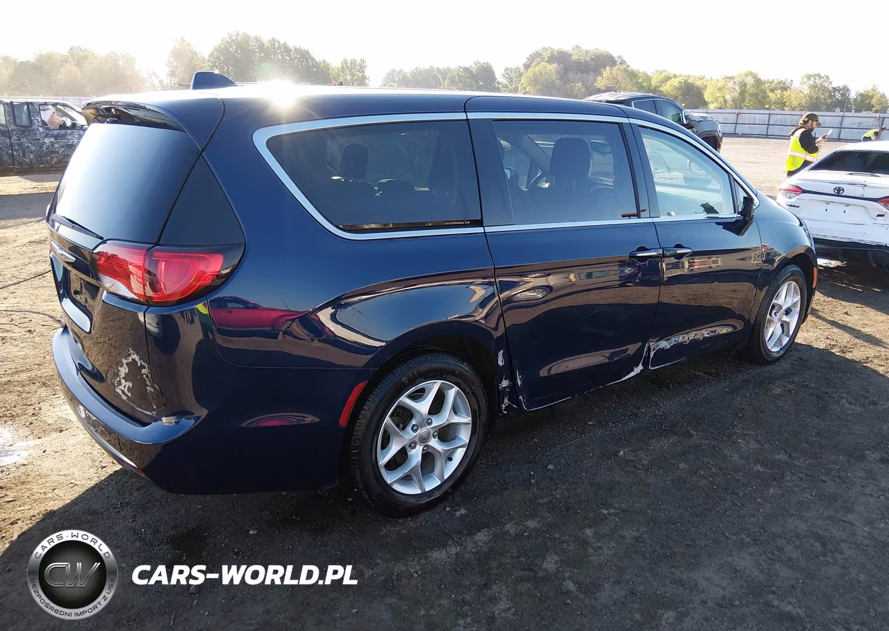 2018 Chrysler Pacifica Touring Plus VIN:2C4RC1FG5JR128721 - 4