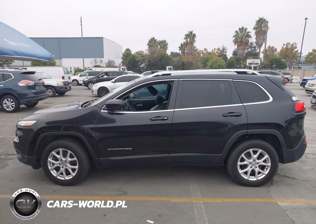 2015 Jeep Cherokee Latitude VIN:1C4PJMCS4FW774709 - 15