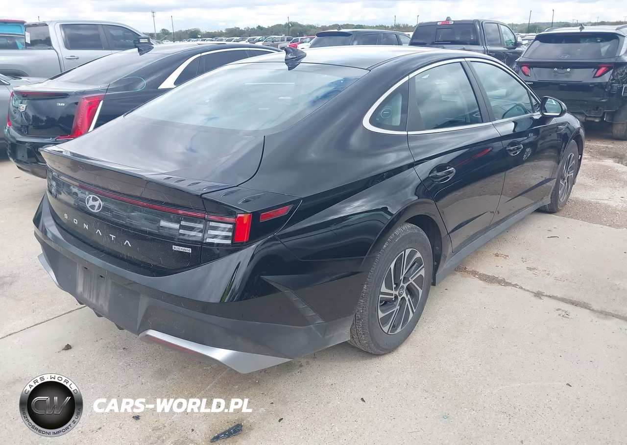 2026 Hyundai Sonata Hybrid Blue VIN:KMHL24JJXTA172973 - 4