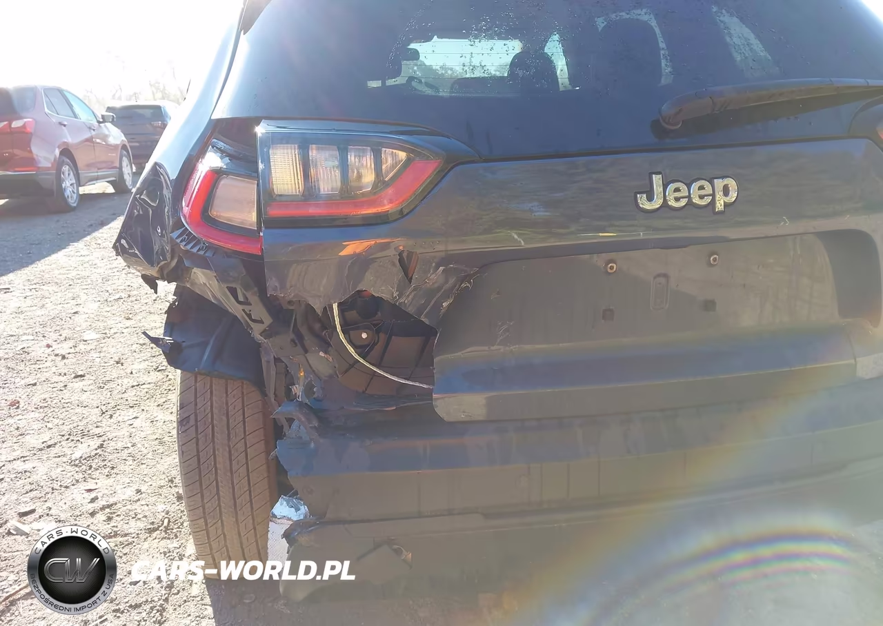 2019 Jeep Cherokee Latitude Plus 4X4 VIN:1C4PJMLB2KD389025 - 18