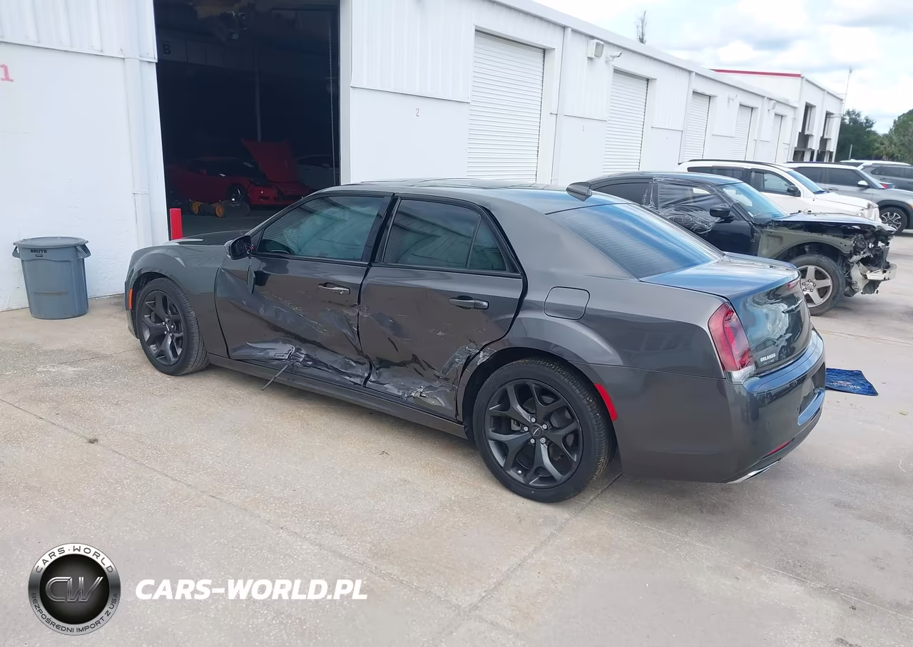 2023 Chrysler 300 Touring L VIN:2C3CCADGXPH541990 - 3