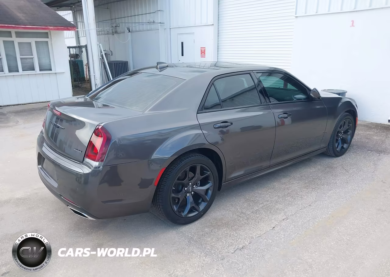 2023 Chrysler 300 Touring L VIN:2C3CCADGXPH541990 - 4
