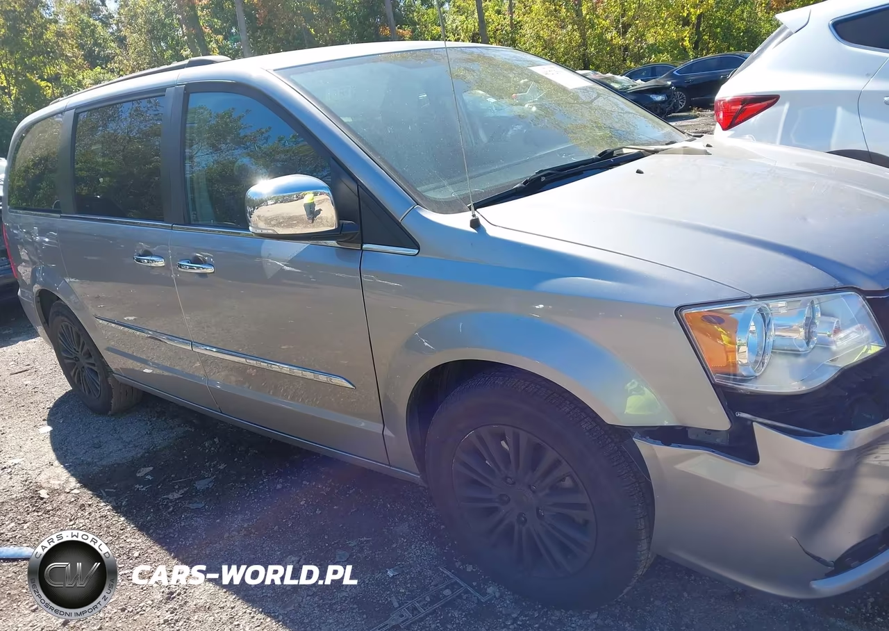 2015 Chrysler Town & Country Touring L VIN:2C4RC1CG4FR756071 - 13