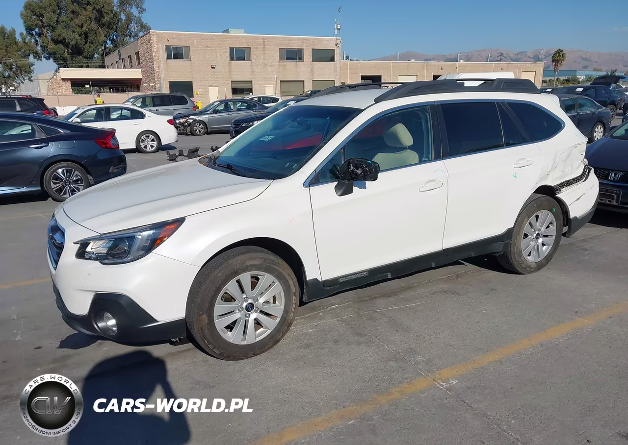 2018 Subaru Outback 2.5I Premium VIN:4S4BSACC3J3256109 - 2