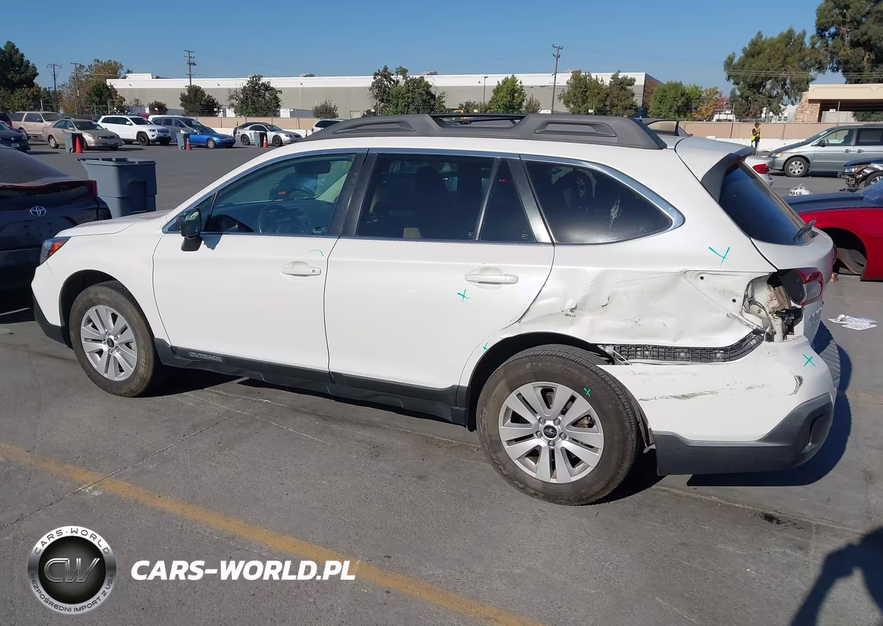2018 Subaru Outback 2.5I Premium VIN:4S4BSACC3J3256109 - 3