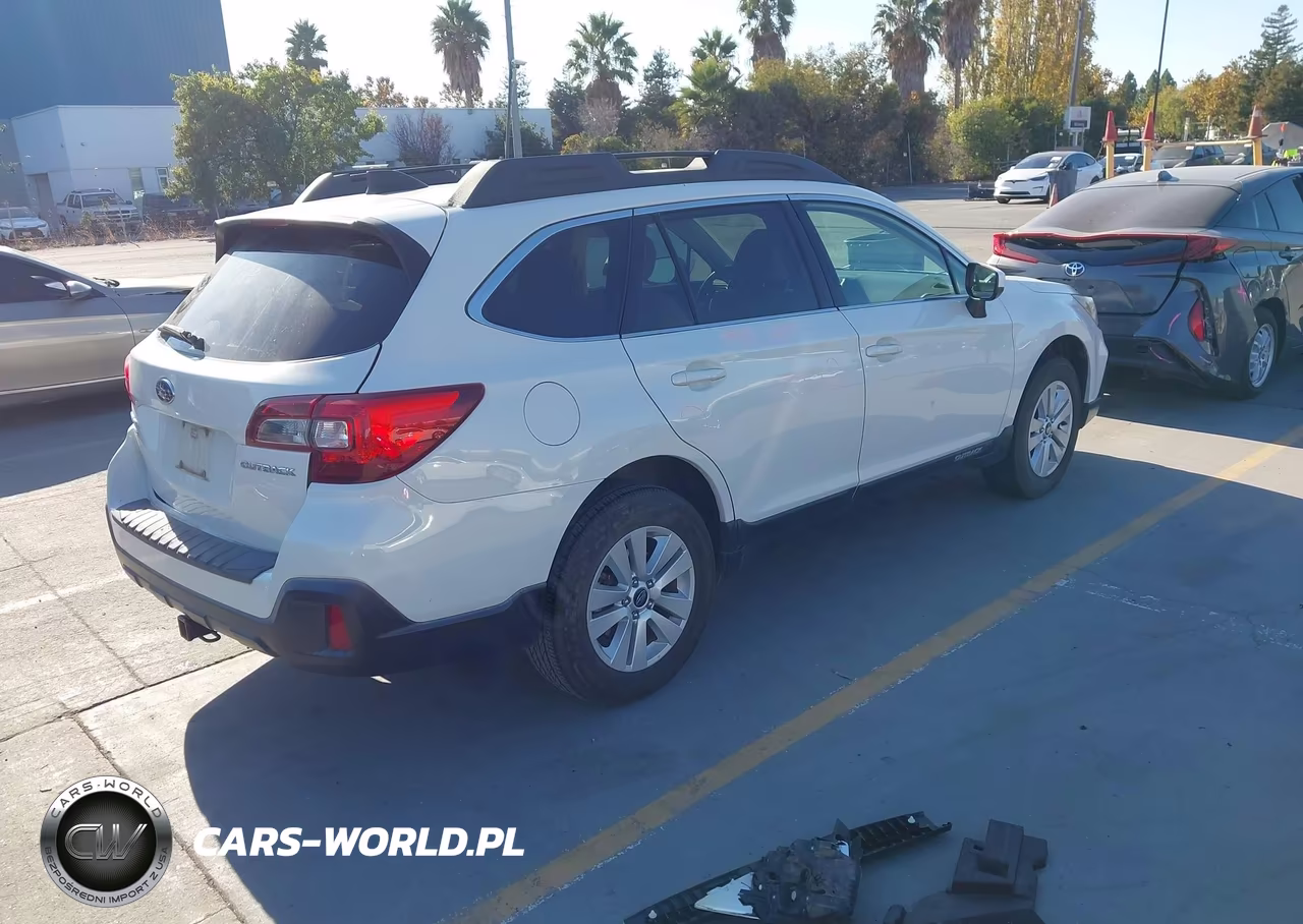 2018 Subaru Outback 2.5I Premium VIN:4S4BSACC3J3256109 - 4