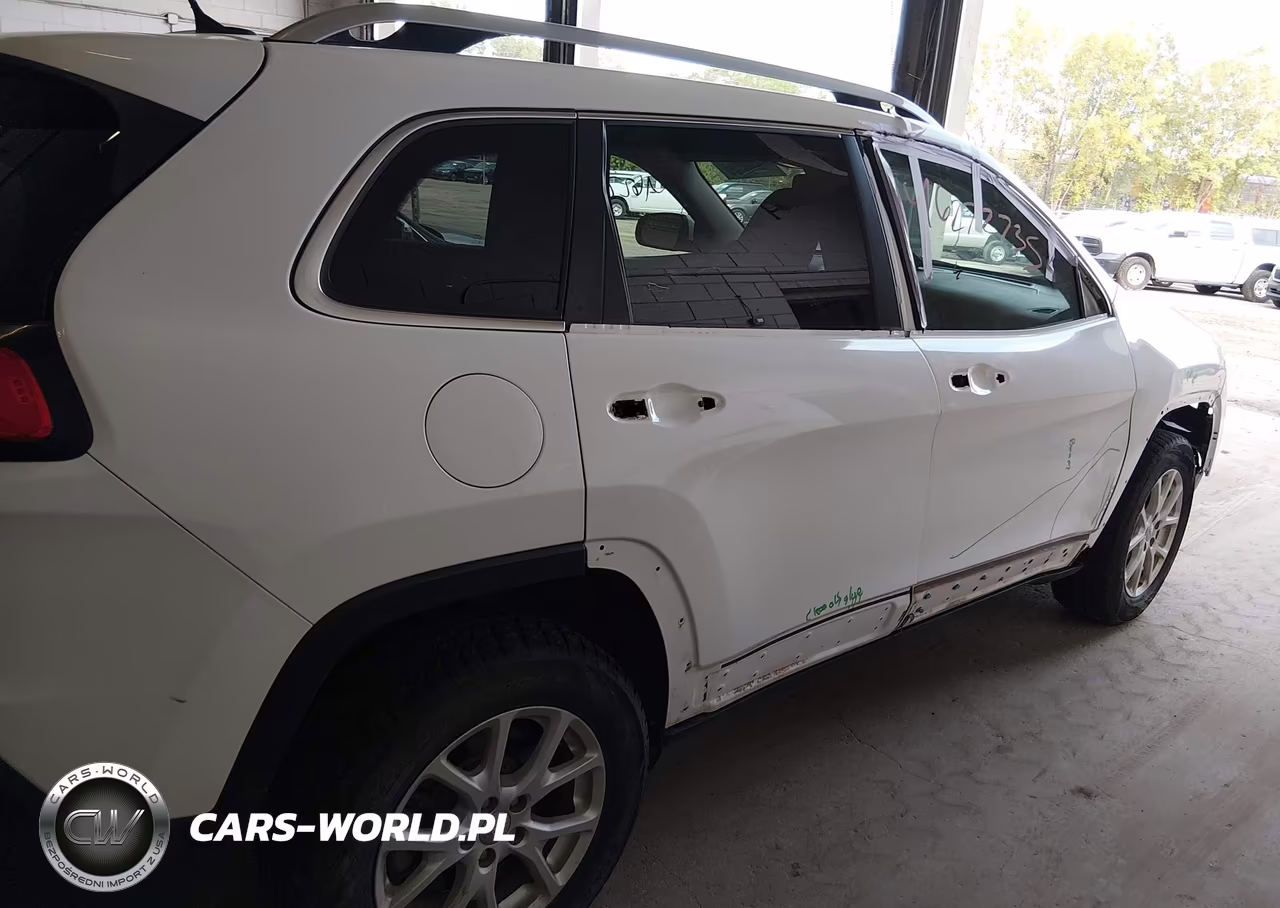 2016 Jeep Cherokee Latitude VIN:1C4PJMCS0GW361543 - 4