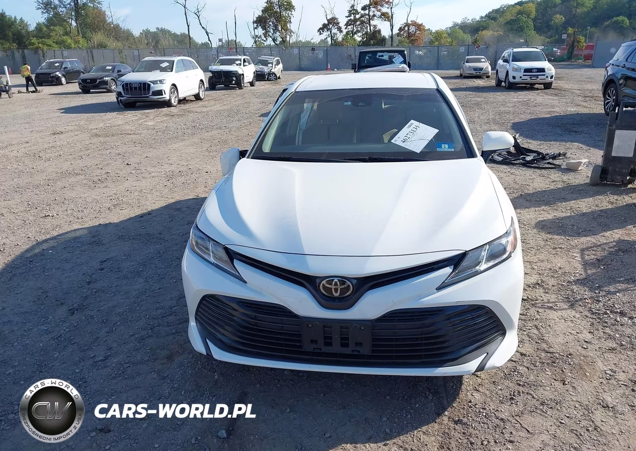 2018 Toyota Camry Le VIN:JTNB11HK2J3049276 - 13