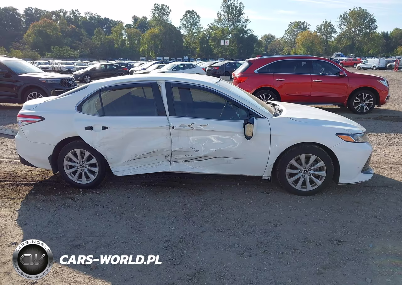 2018 Toyota Camry Le VIN:JTNB11HK2J3049276 - 14