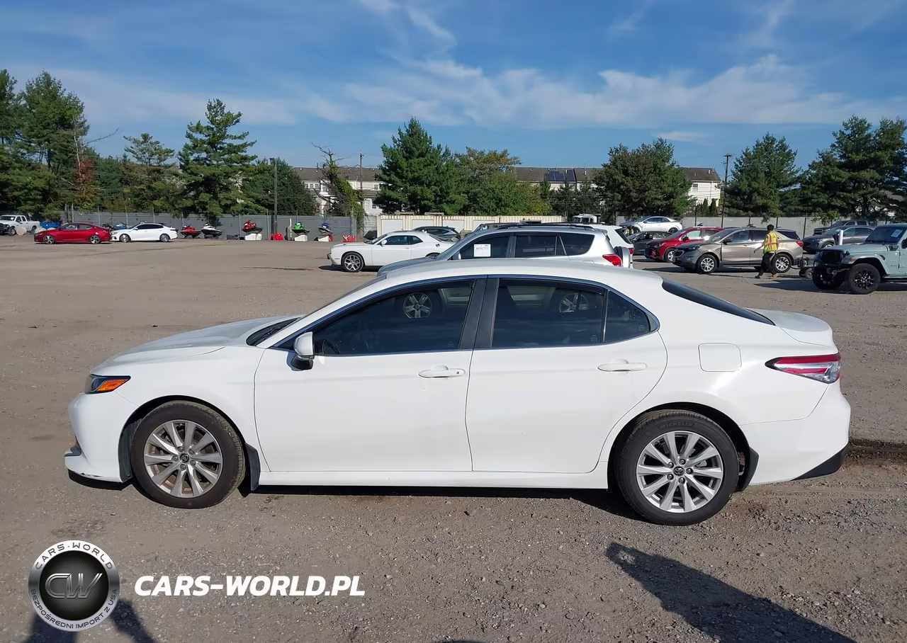 2018 Toyota Camry Le VIN:JTNB11HK2J3049276 - 15