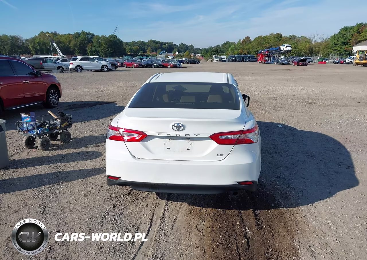 2018 Toyota Camry Le VIN:JTNB11HK2J3049276 - 17