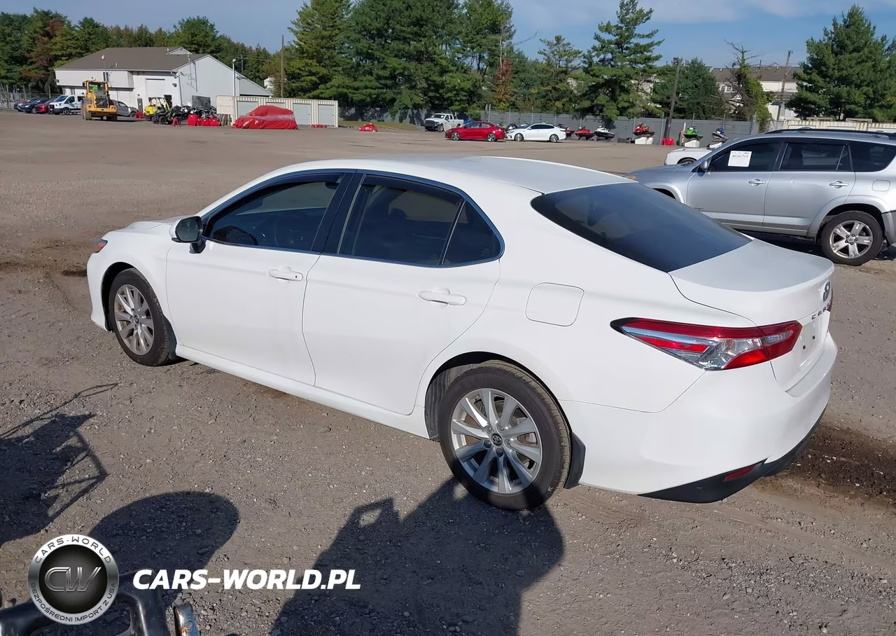2018 Toyota Camry Le VIN:JTNB11HK2J3049276 - 3