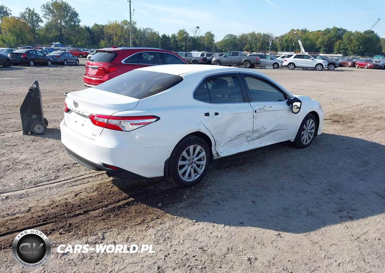 2018 Toyota Camry Le VIN:JTNB11HK2J3049276 - 4