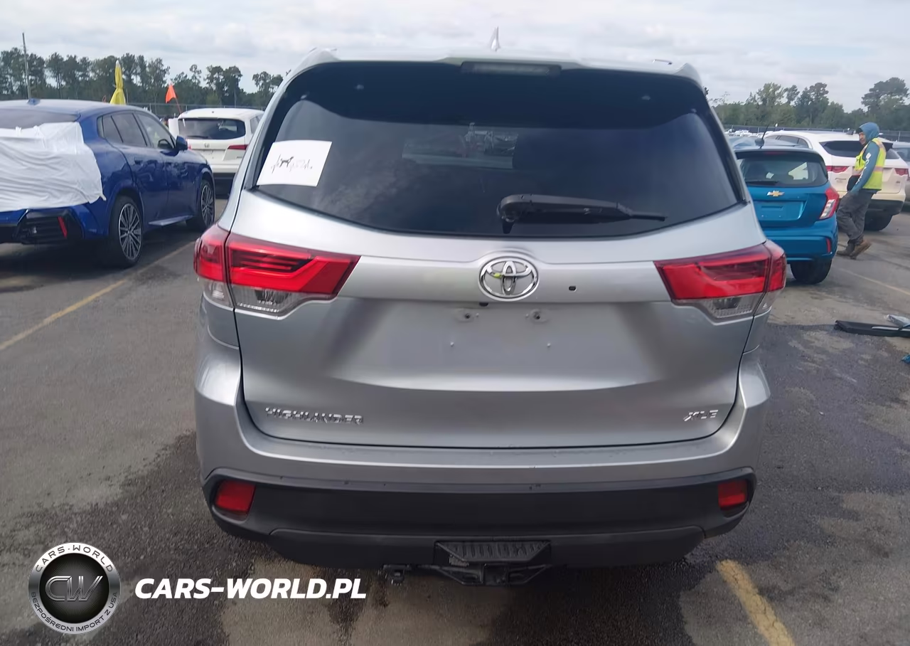 2018 Toyota Highlander Xle VIN:5TDKZRFH8JS545555 - 16